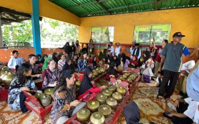 KUNJUNGAN MAHASISWA WARGA NEGARA ASING UNTUK MELIHAT EKTRA KARAWITAN SD NEGERI KEBONDALAM